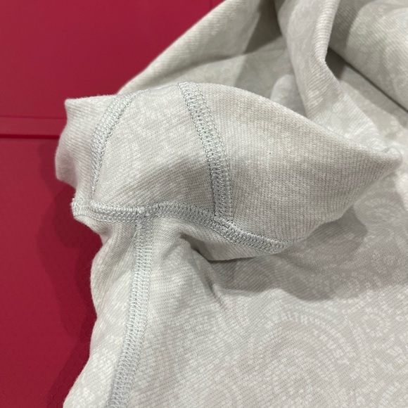 Lululemon patterned cropped, soft and comfy size 4, so cute - Picture 3 of 11